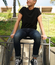Twinks in sneakers 5dcee1eb4d956.jpg