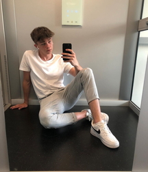 Twinks in sneakers 5dcee1f84bb2f.jpg
