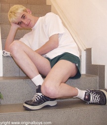 Blonde Karel 5dcf5bd20c509.jpg
