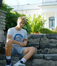 Boys wearing sneakers 5dcfb8edd2d38.jpg