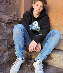 Boys wearing sneakers 5dcfb8f405a0a.jpg