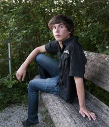 Boys wearing sneakers 5dcfb92808e73.jpg
