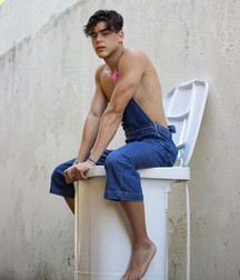 Amazing boys and bodies 5dd30fc20d309.jpg