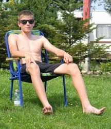 Boy pretty barefoot 5dd3ec2b9d261.jpg
