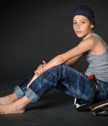 Boy pretty barefoot 5dd3ec2f0f165.jpg