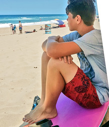 Boy pretty barefoot 5dd3ec370455d.jpg