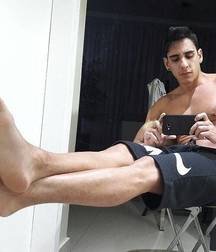Boys bare and hot feet 5dd55dbeb169b.jpg