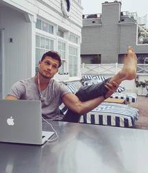 Boys bare and hot feet 5dd55dd8b8242.jpg