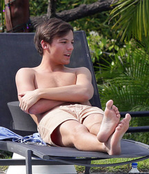 Boys bare and hot feet 5dd55de714dcd.jpg