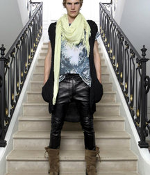 Model boys in boots 5dd5b4077b5b3.jpg