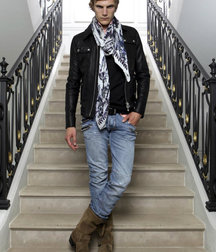Model boys in boots 5dd5b4098a011.jpg