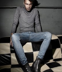 Model boys in boots 5dd5b41027929.jpg