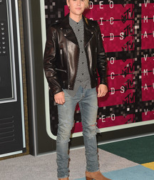 Model boys in boots 5dd5b415d1c2a.jpg