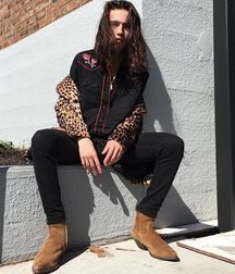 Model boys in boots 5dd5b43392608.jpg