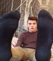 Boys smelly feet 5dd8b1fe2f0ac.jpg