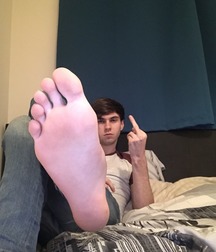 Boys smelly feet 5dd8b23188a8a.jpg