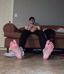 Boys smelly feet 5dd8b24d9dd5f.jpg