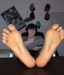 Boys smelly feet 5dd8b25107d0d.jpg
