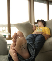 Barefoot in jeans 2 5dd8d4e435e0c.jpg