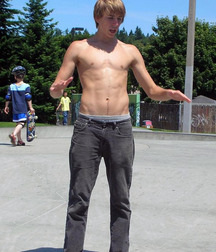 Barefoot in jeans 2 5dd8d4ec7c556.jpg
