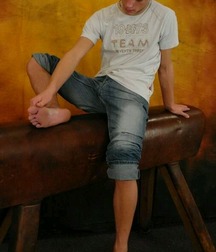 Barefoot in jeans 2 5dd8d50f27b16.jpg