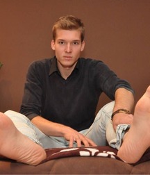 Barefoot in jeans 2 5dd8d51420309.jpg