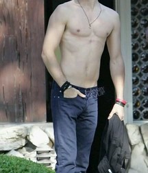 Barefoot in jeans 2 5dd8d51f3399f.jpg