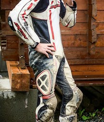 Bikers in leather and boots 2 5dd8d9cc5c4a4.jpg