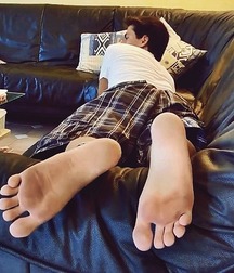 Soles for to lick 5ddaa56045c6c.jpg