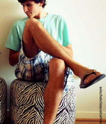 Hot boys barefoot 5ddc772bd1178.jpg