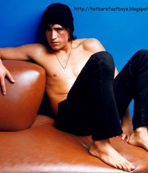 Hot boys barefoot 5ddc772ddd93d.jpg