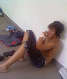 Awesome barefoot boys 5ddc7a0cd284f.jpg