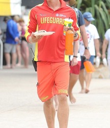 Hotties in flip flops 2 5ddd84db6ed0c.jpg
