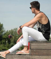 Hotties in flip flops 2 5ddd84e9683bd.jpg