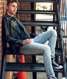 Boys in skinny jeans 5de038e076048.jpg