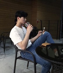 Boys in skinny jeans 5de038ee9c324.jpg