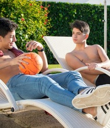 Boys in skinny jeans 5de038f08e8e7.jpg