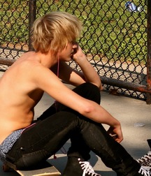 Boys in skinny jeans 5de038f568cc9.jpg