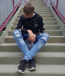 Boys in skinny jeans 5de03918774eb.jpg