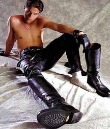 Lovin guys in boots 2 5de06cc777303.jpg