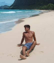 Beach hunks 5de5908fddb86.jpg