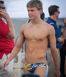 Beach hunks 5de590b4128fb.jpg