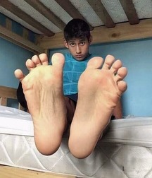 Barefoot youth 5deac94c25912.jpg