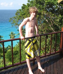 Barefoot youth 5deac98441dc9.jpg