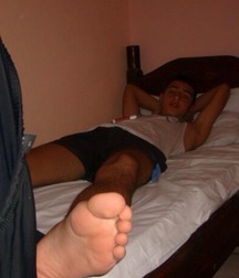 Boy and skater feet 5ded1afe10dc7.jpg