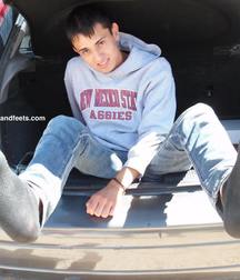 Boy and skater feet 5ded1b00011d9.jpg