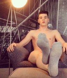 Boy and skater feet 5ded1b077be13.jpg