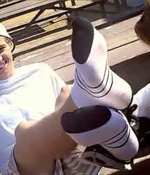 Boy and skater feet 5ded1b193c390.jpg