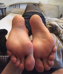 Boy and skater feet 5ded1b1cc2915.jpg