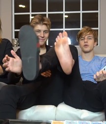 Boy and skater feet 5ded1b27c513d.jpg